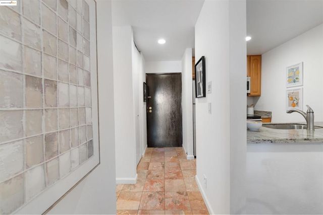 288 Whitmore 217, Oakland, CA 94611