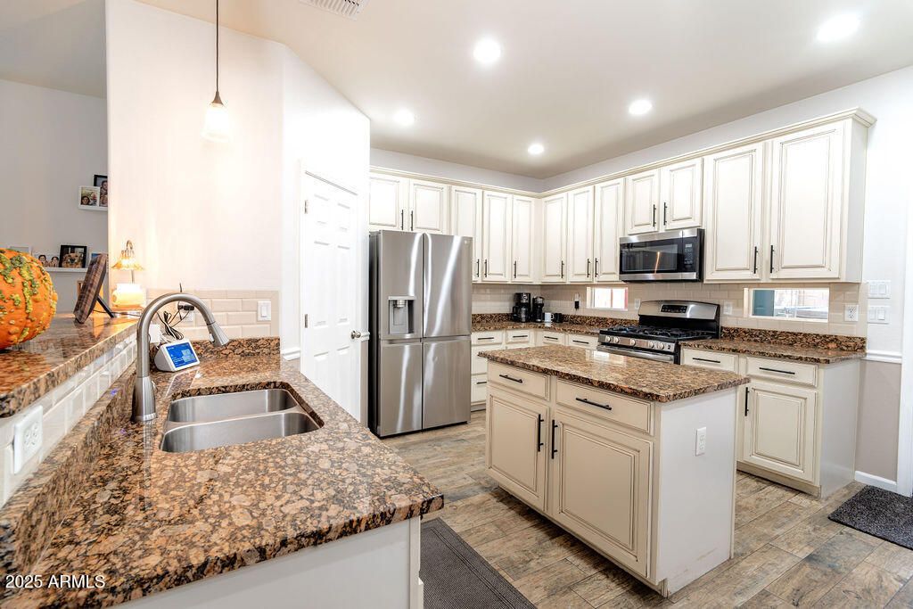 7511 E OSAGE Avenue, Mesa, AZ 85212