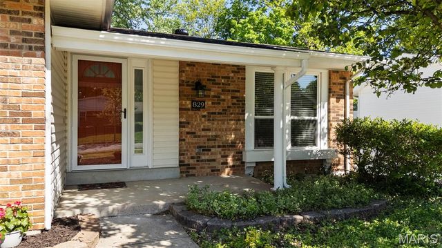 829 Forest Village Drive, Ballwin, MO 63021