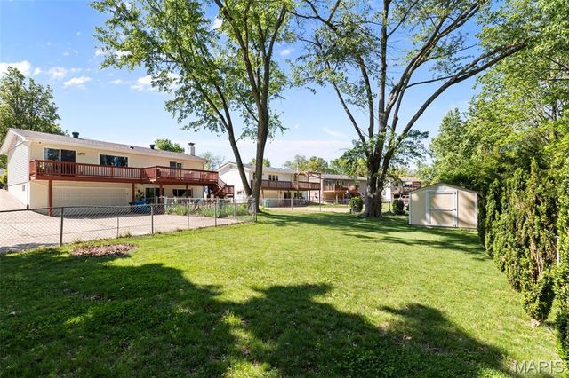 829 Forest Village Drive, Ballwin, MO 63021