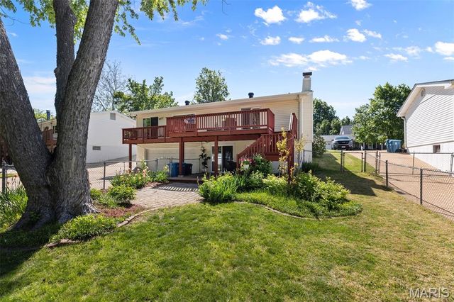 829 Forest Village Drive, Ballwin, MO 63021