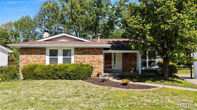 829 Forest Village Drive, Ballwin, MO 63021