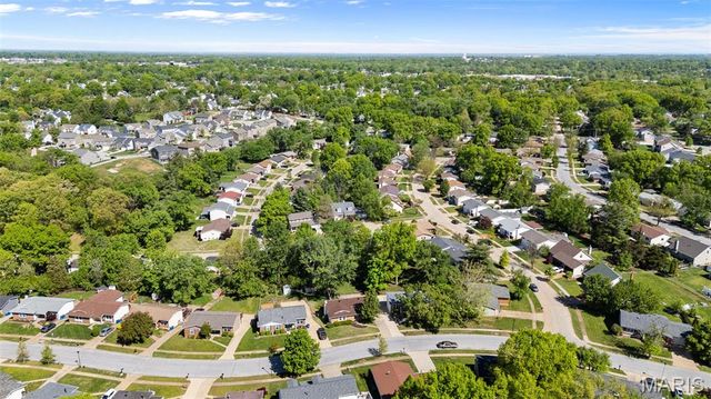 829 Forest Village Drive, Ballwin, MO 63021
