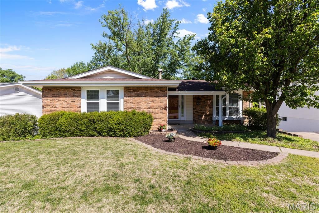 829 Forest Village Drive, Ballwin, MO 63021
