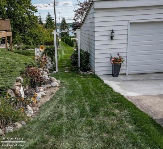 1423 S Riverside Avenue, Saint Clair, MI 48079