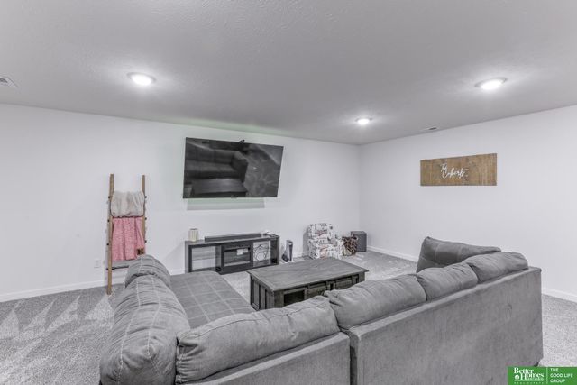 811 Grandview Drive, Louisville, NE 68037