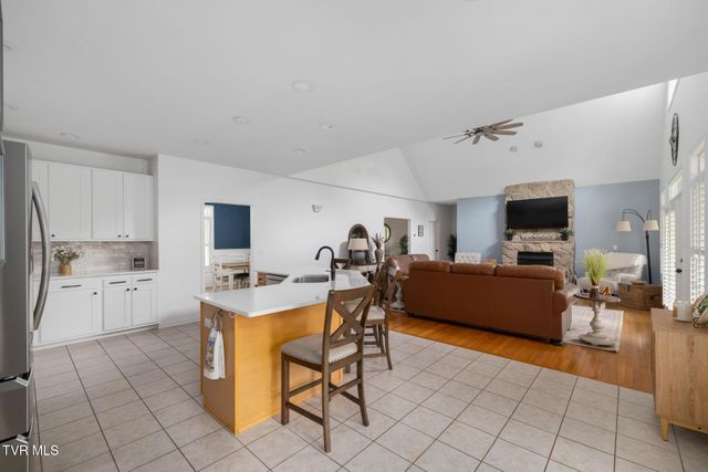 205 Summer Rose Lane, Johnson City, TN 37601