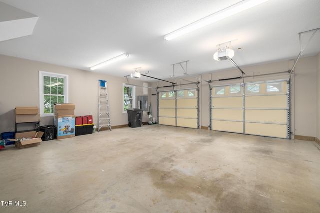 205 Summer Rose Lane, Johnson City, TN 37601