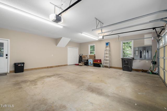 205 Summer Rose Lane, Johnson City, TN 37601