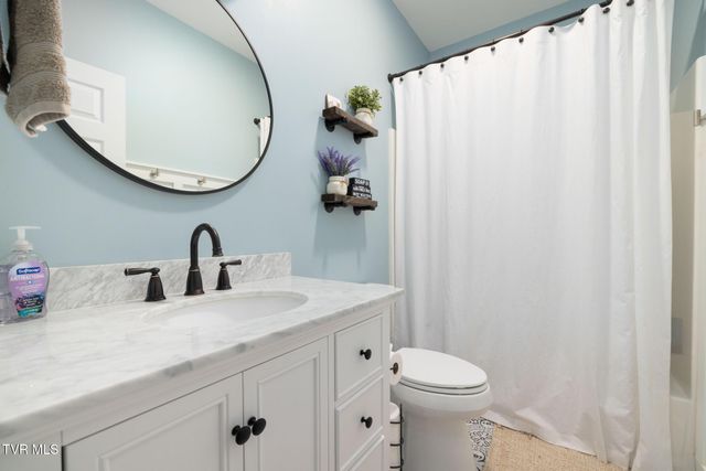 205 Summer Rose Lane, Johnson City, TN 37601