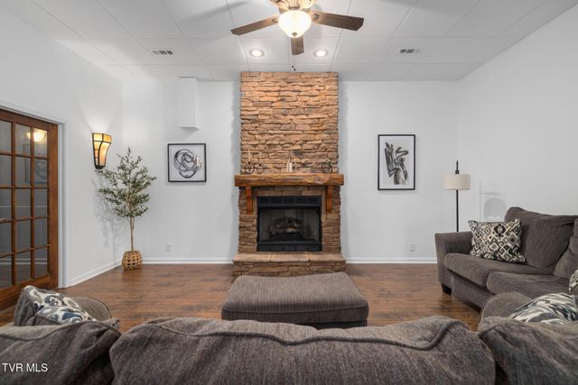205 Summer Rose Lane, Johnson City, TN 37601