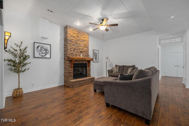 205 Summer Rose Lane, Johnson City, TN 37601