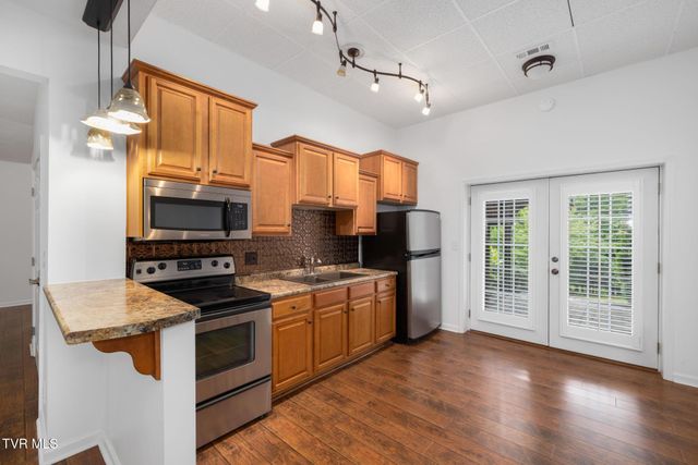 205 Summer Rose Lane, Johnson City, TN 37601