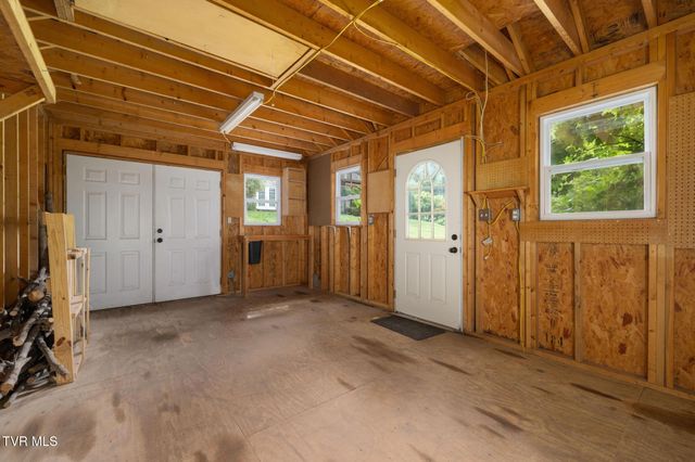 205 Summer Rose Lane, Johnson City, TN 37601