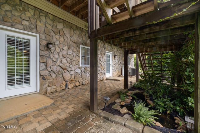205 Summer Rose Lane, Johnson City, TN 37601