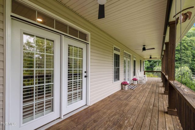 205 Summer Rose Lane, Johnson City, TN 37601