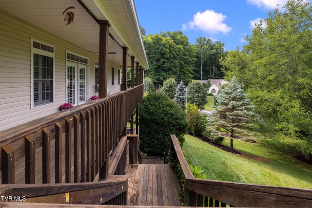 205 Summer Rose Lane, Johnson City, TN 37601