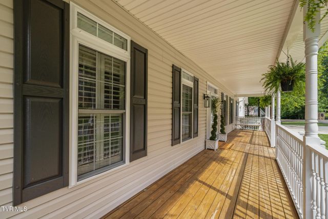 205 Summer Rose Lane, Johnson City, TN 37601