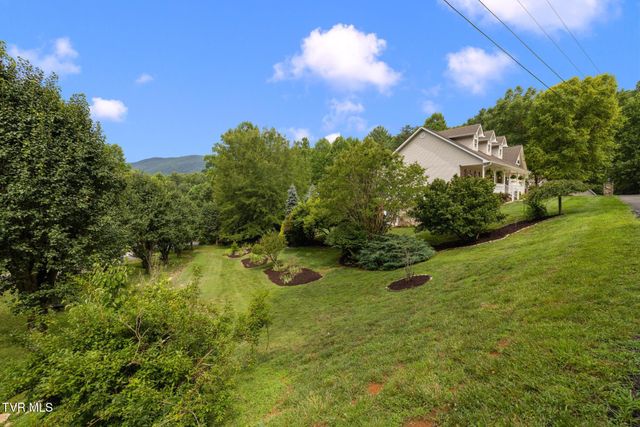 205 Summer Rose Lane, Johnson City, TN 37601