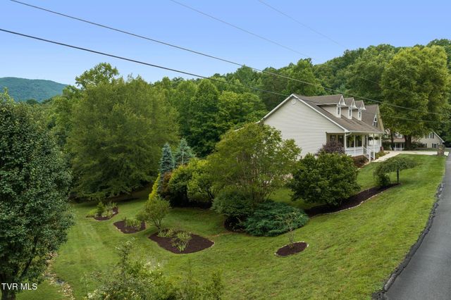 205 Summer Rose Lane, Johnson City, TN 37601