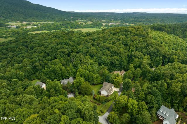 205 Summer Rose Lane, Johnson City, TN 37601