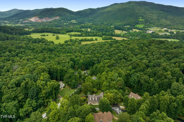 205 Summer Rose Lane, Johnson City, TN 37601