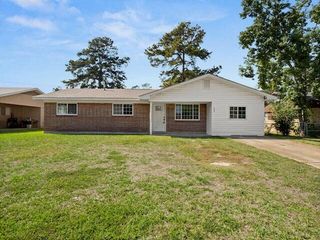 407 Magnolia St, New Llano, LA 71461