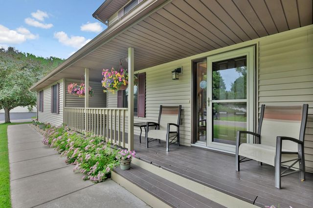 7038 46th Street N, Oakdale, MN 55128
