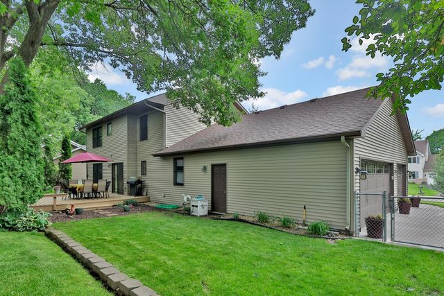 7038 46th Street N, Oakdale, MN 55128