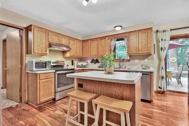 7038 46th Street N, Oakdale, MN 55128