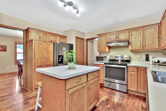 7038 46th Street N, Oakdale, MN 55128