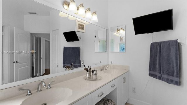 9768 NW 30th St, Doral, FL 33172