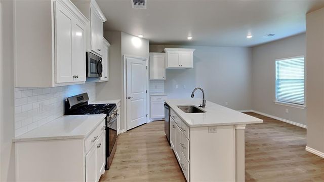 7005 Labelle Drive, Warr Acres, OK 73132