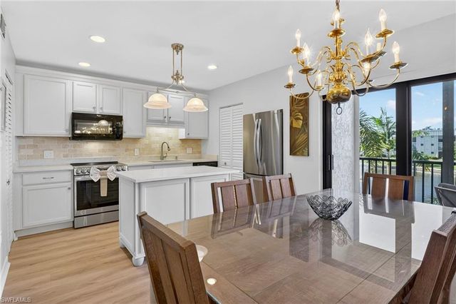 788 PARK SHORE DR # B22, Naples, FL 34103