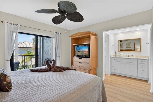 788 PARK SHORE DR # B22, Naples, FL 34103