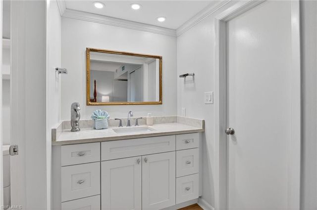 788 PARK SHORE DR # B22, Naples, FL 34103