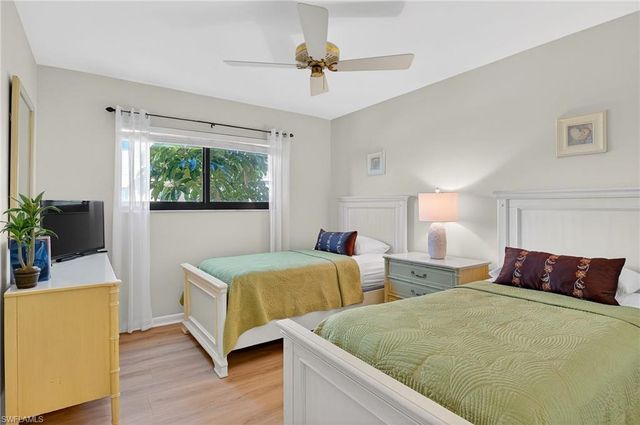 788 PARK SHORE DR # B22, Naples, FL 34103