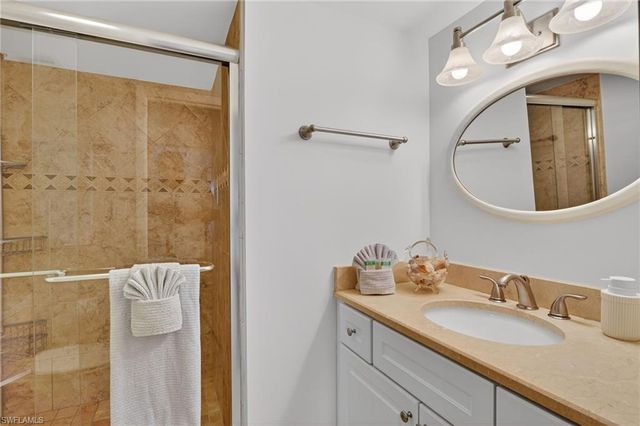 788 PARK SHORE DR # B22, Naples, FL 34103