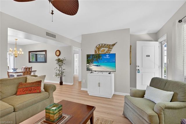 788 PARK SHORE DR # B22, Naples, FL 34103