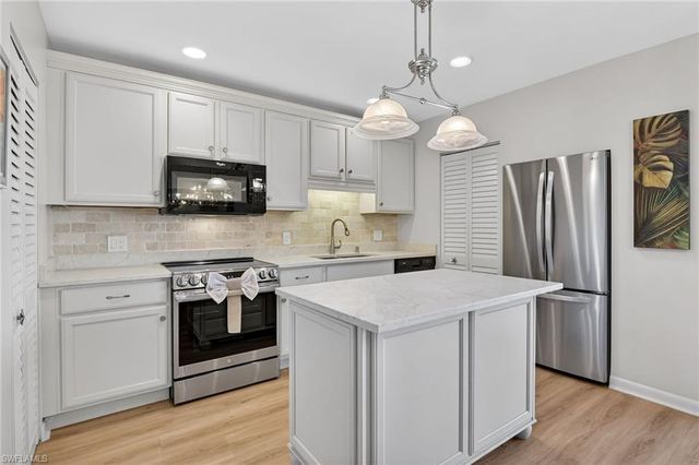 788 PARK SHORE DR # B22, Naples, FL 34103