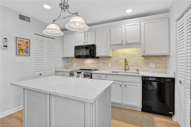 788 PARK SHORE DR # B22, Naples, FL 34103