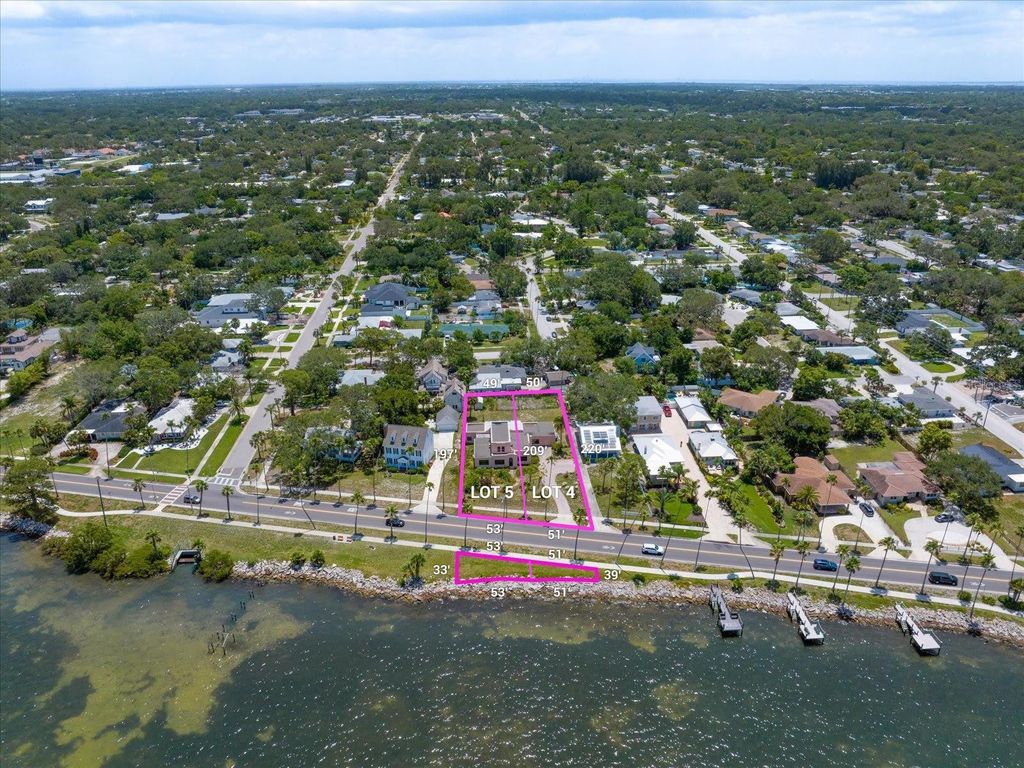 Image 1 of property listing at 43 EDGEWATER DRIVE, Dunedin, FL 34698