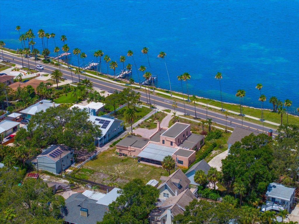 Image 2 of property listing at 43 EDGEWATER DRIVE, Dunedin, FL 34698