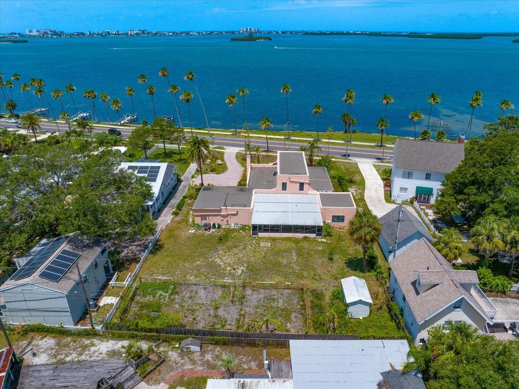 Image 3 of property listing at 43 EDGEWATER DRIVE, Dunedin, FL 34698