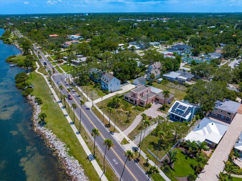 Image 5 of property listing at 43 EDGEWATER DRIVE, Dunedin, FL 34698