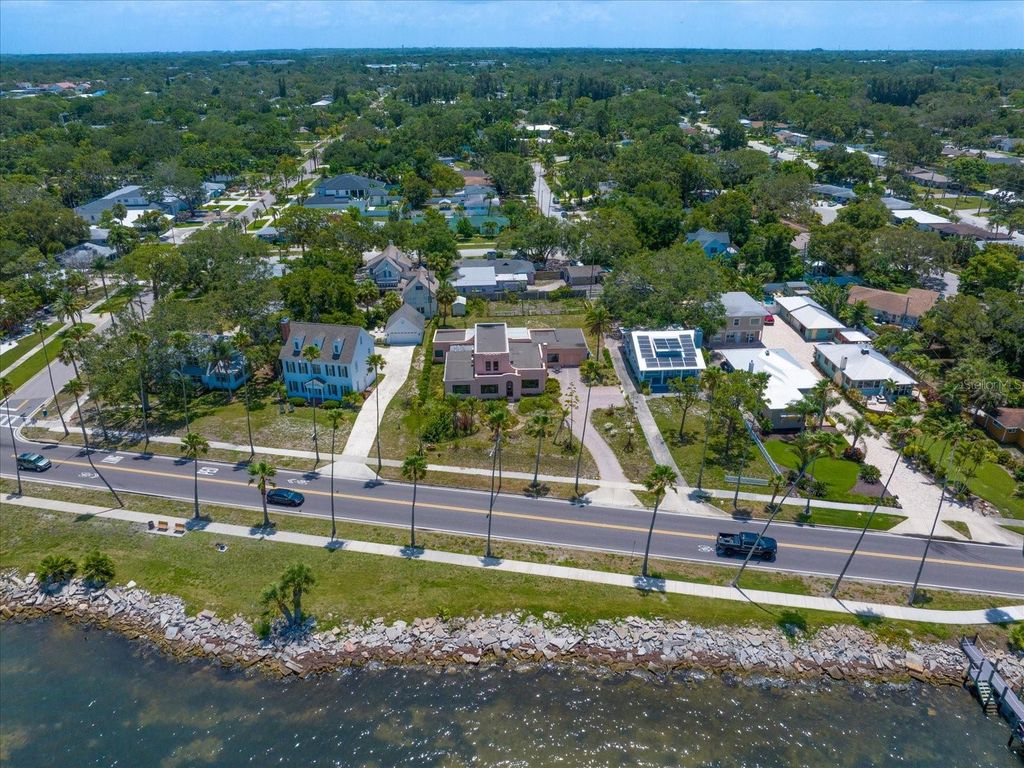 Image 6 of property listing at 43 EDGEWATER DRIVE, Dunedin, FL 34698