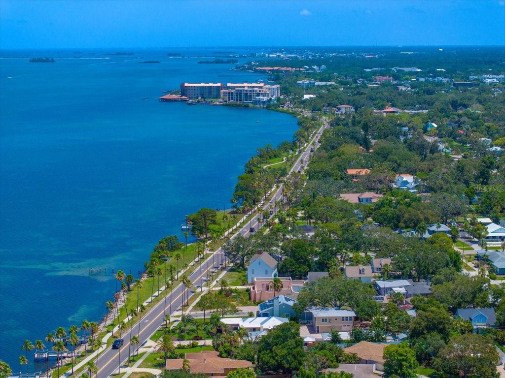 Image 8 of property listing at 43 EDGEWATER DRIVE, Dunedin, FL 34698