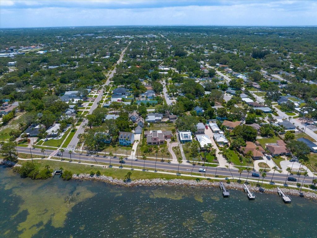 Image 9 of property listing at 43 EDGEWATER DRIVE, Dunedin, FL 34698