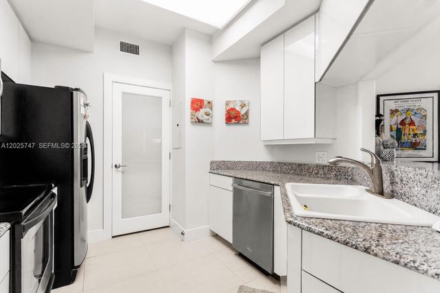 888 Brickell Key Dr 1002, Miami, FL 33131
