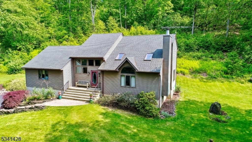 22 Hissim Rd, Hope Twp., NJ 07838